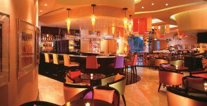 foto mit viel glanz von einer edlen modernen hotel bar und bildern an der wand dazu einem glänzenden boden im exklusiven mandarin oriental kuala lumpur in malaysia asien
